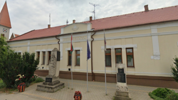 Lakásából vitték el a nyomozók Újszentiván polgármesterét
