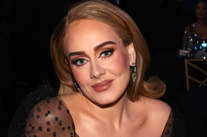 Adele káprázatos estélyiben gálázott: ilyen karcsú lett a dereka 45 kilós fogyása után