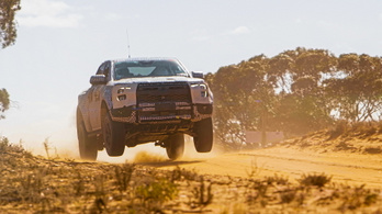Jön az új Ford Ranger Raptor, benzines hanggal