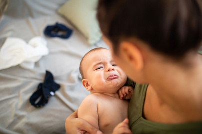 Sírásra növő dudor a baba hasán: a köldöksérv tünetei és kezelése