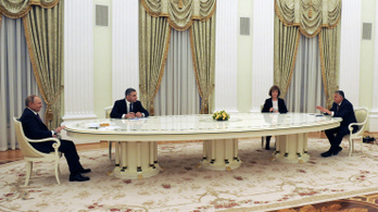 Kiderült, miért ültette Putyin ugyanahhoz a hosszú asztalhoz Macront, mint Orbánt