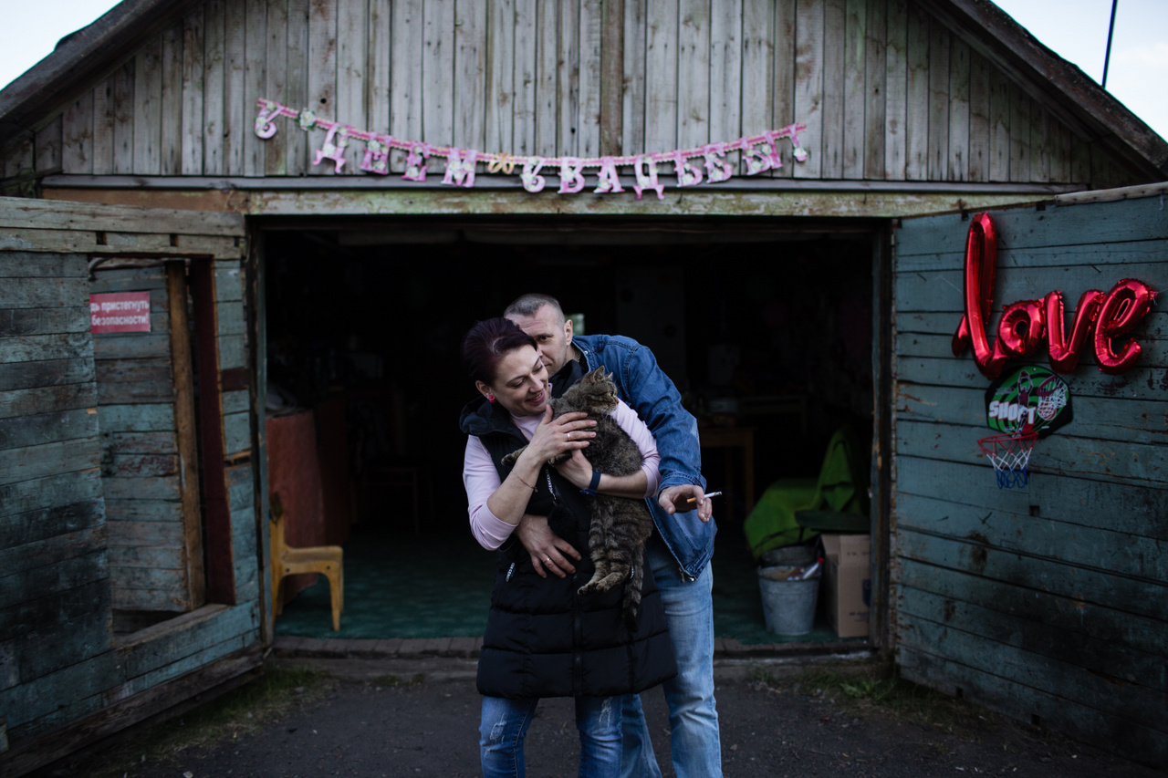 Anna és férje, a bányászként dolgozó Szergej az esküvőjüket ünneplik a saját garázsukban. 