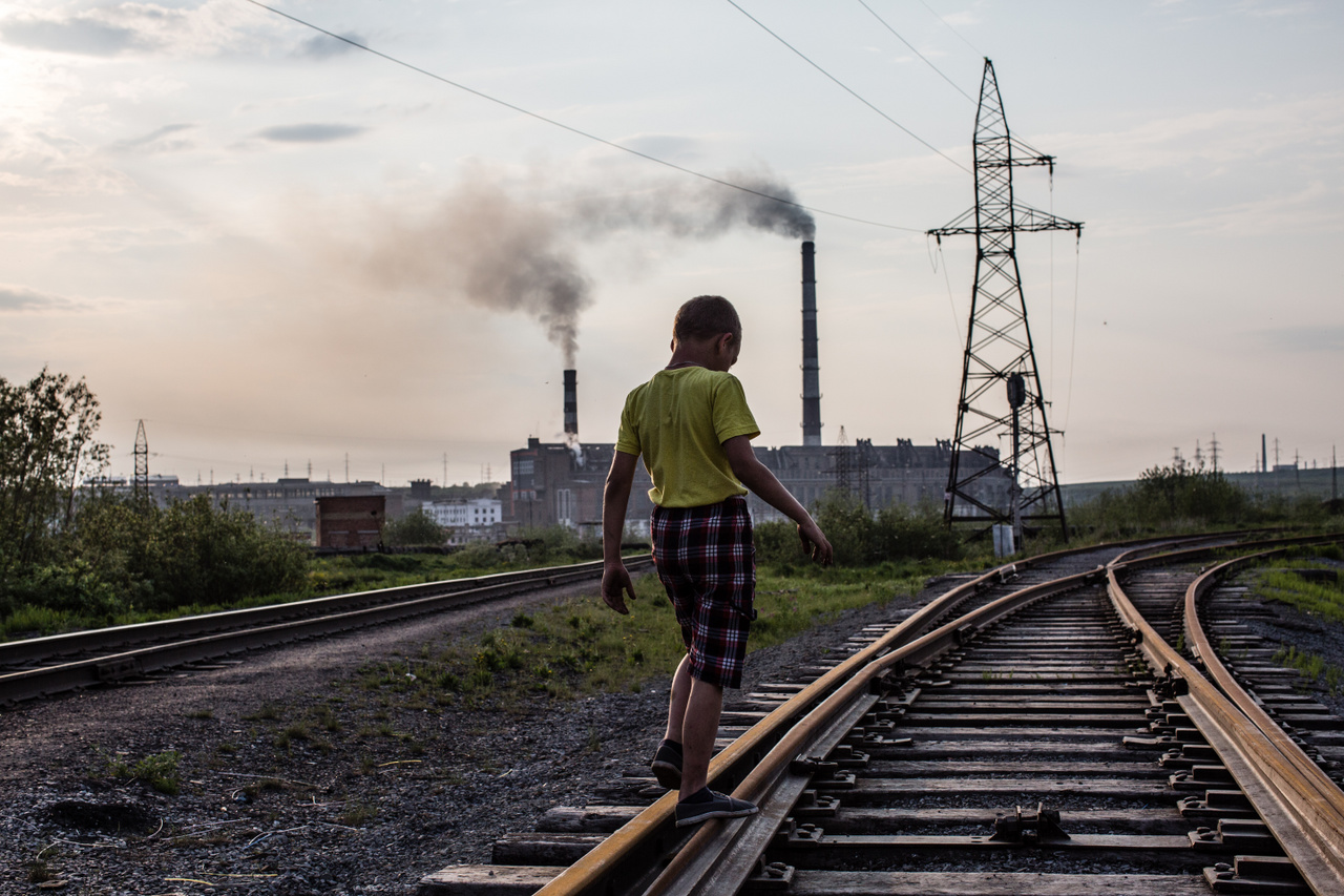 Egy fiú sétál a vasúti síneken. A kétezres évek közepétől Vorkuta számos elnéptelenedő óvodáját és iskoláját bezárták. 
                        