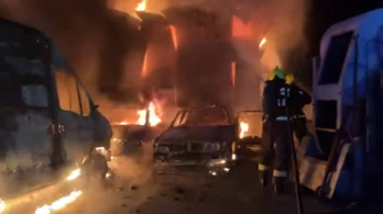 Így lángolt három autó Olaszban