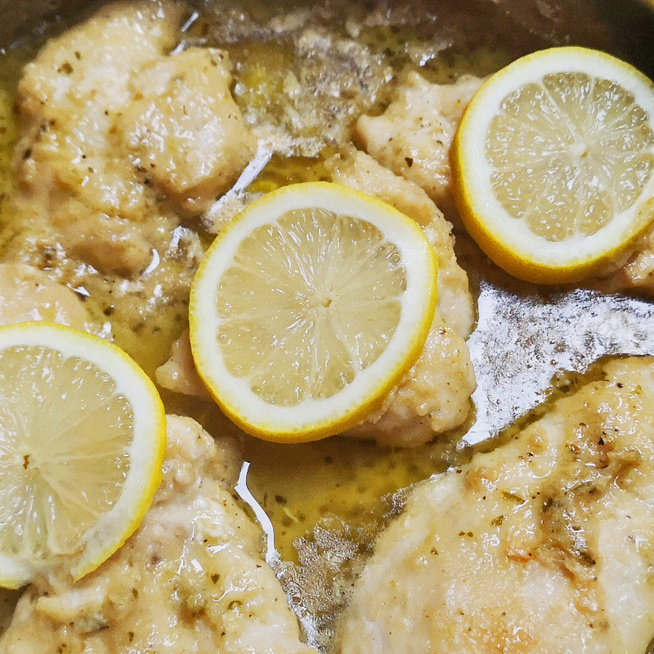 Puha csirkemell citromos-kakukkfüves szószban – Az ízek átjárják a húst