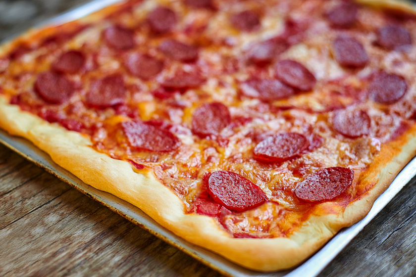 Ropogós, római pizza tepsiben sütve: így készítve otthon is tökéletes lesz