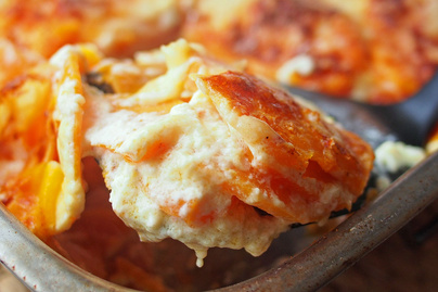 Krémes, sajtos édesburgonyás gratin: tejszínben sül puhára a krumpli