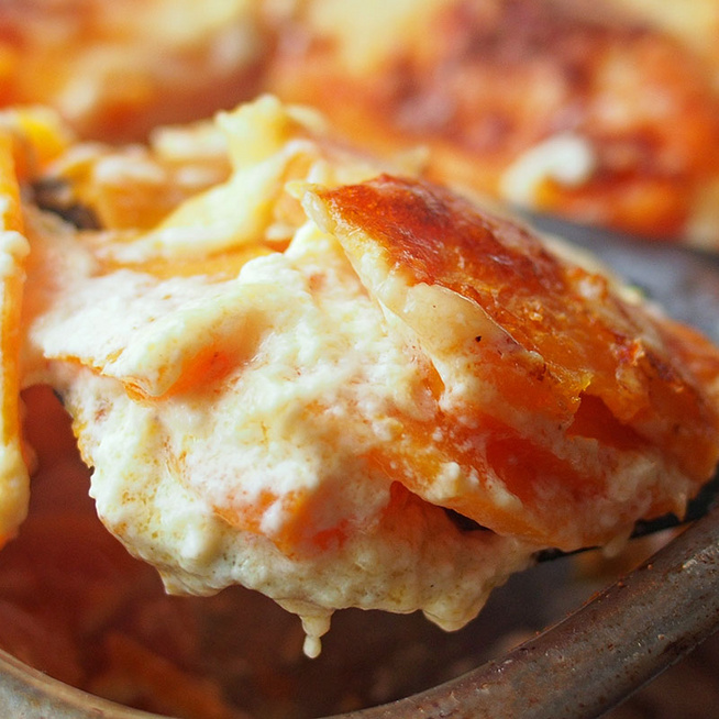 Krémes, sajtos édesburgonyás gratin: tejszínben sül puhára a krumpli