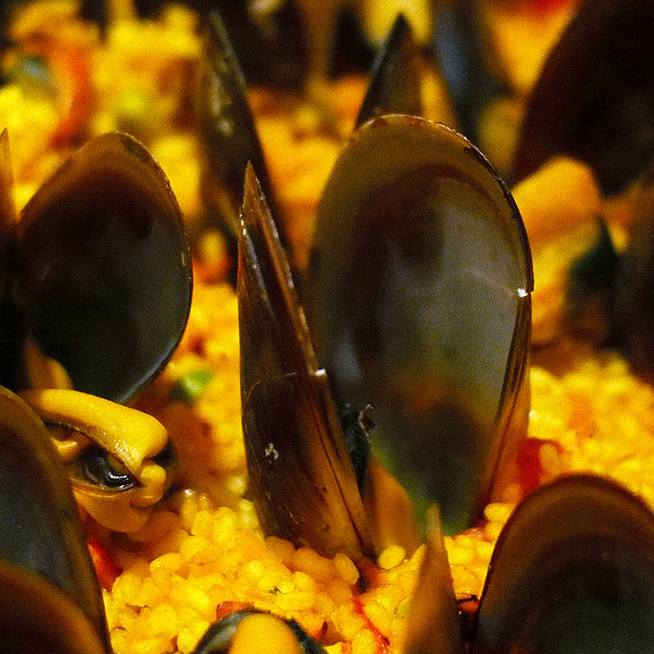 Különleges tenger gyümölcsei paella: a lepirult rizs a titka