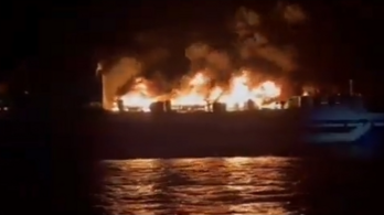 Tűz ütött ki egy tengerjárón, több száz utassal a fedélzetén