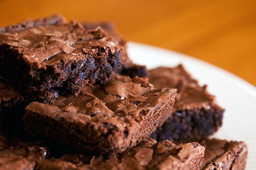 Ragacsos brownie sok-sok étcsokival: ezekkel az arányokkal lesz tökéletes a tészta