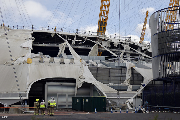 A londoni O2 Aréna szél által megrongált tetőszerkezete 2022. február 18-án