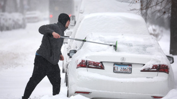 Kitört a hóvihar, több mint száz kocsi ütközött össze
