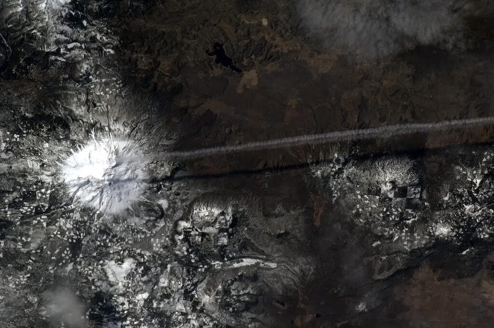 Mexikói vulkán és egy felette elszálló repülő