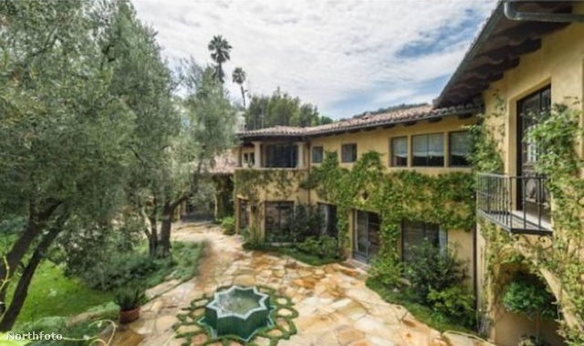 Az ingatlan korábban egy realitycelebé volt: Adrienne Maloof, a Beverly Hills-is feleségek szereplője lakott benne.