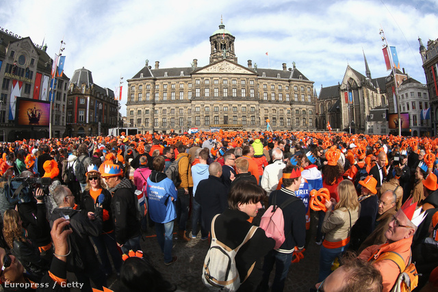 Beatrix holland királynő aláírta Amszterdamban a lemondásáról szóló dokumentumot, ezzel átadta a trónt fiának, Vilmos Sándornak. A ceremónia után az új király családjával együtt a Dam téri királyi palota erkélyéről üdvözli az egybegyűlt tömeget. A tér teljesen megtelt narancssárgába öltözött emberekkel.