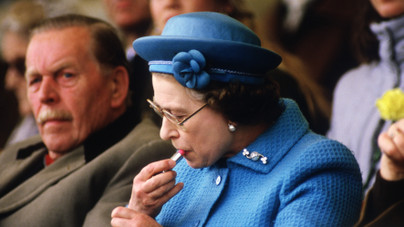 Erzsébet királynő titkos retikülkódja – londoni divatszakértőnk avat be a királyi család divatprotokolljába