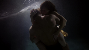 Víz alatti felvételeivel futott be az ifjú pornósztár