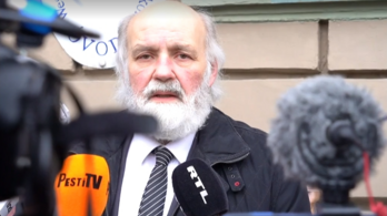 NAV-razzia után szolidaritási demonstráció Iványi Gábornál
