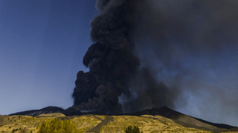 Ismét kitört az Etna, 12 kilométer magasra lövellte hamuját