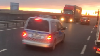 Forgalommal szemben ment a kamion, a magyar rendőrautó elment mellette