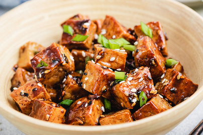 Mézes-fokhagymás tofu nem csak vegáknak: jól megpirítva a legfinomabb