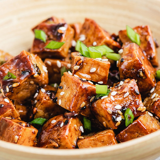 Mézes-fokhagymás tofu nem csak vegáknak: jól megpirítva a legfinomabb