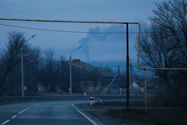 Füst a Donyeck megyében található Csasohov Jar közelében 2022. február 24-én
