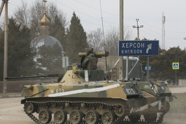 Páncélozott jármű halad az utcán Armianszk városában 2022. február 24-én