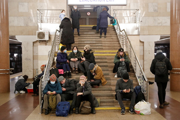 Helyi lakosok egy kijevi metróállomáson 2022. február 24-én