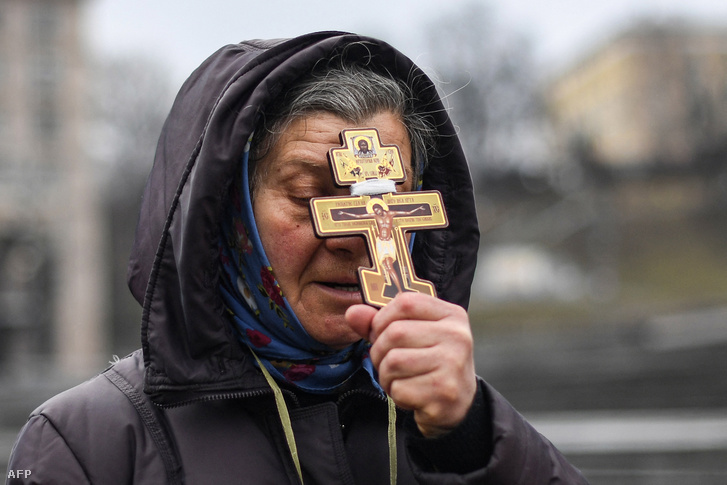 Egy vallásos nő imádkozik Kijevben 2022. február 24-én