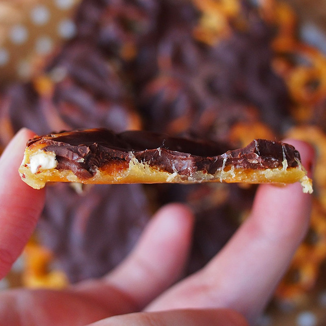 Roppanós csokiba burkolt karamellás perecek: isteni édesség 4 hozzávalóból