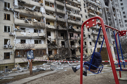 Megrázó fotók az orosz-ukrán háborúról: az emberek a föld alá menekülnek