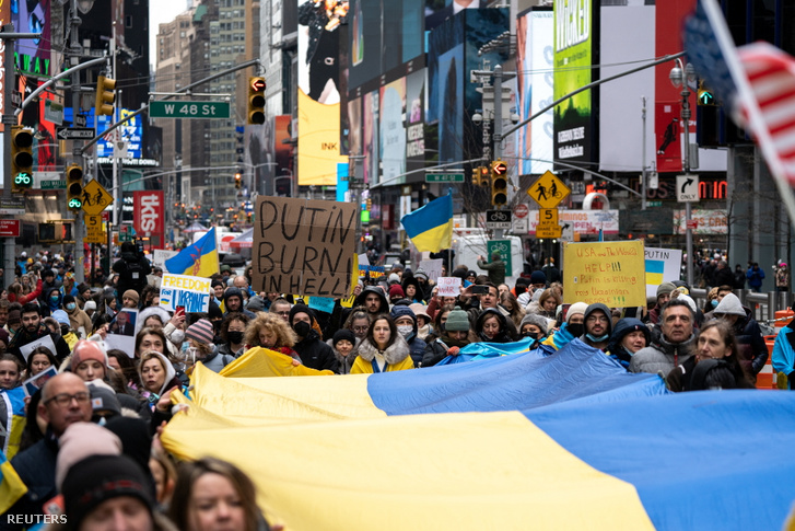 Times Square-en gyűlnek az emberek az orosz támadás elleni tüntetés alkalmából 2022. február 24-én