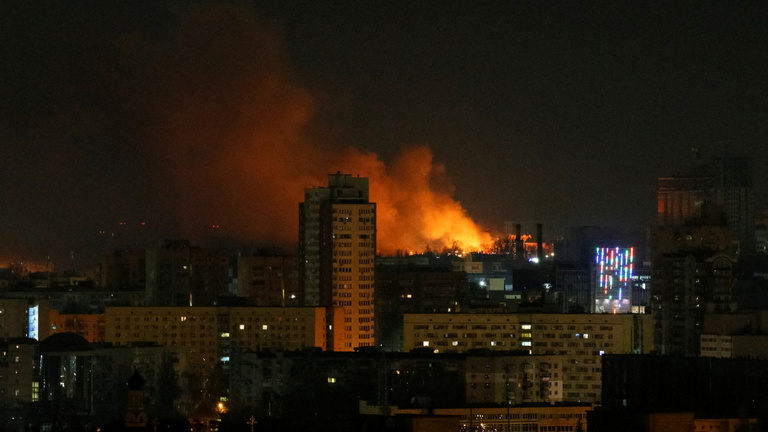 Utcai harcok Kijevben, a városközpontot lövi az orosz tüzérség