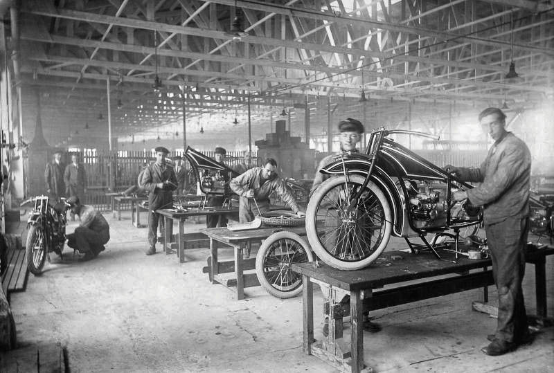 A kéthengeres boxermotor meghatározó állandóságot képvisel a BMW motorkerékpárok fejlődésének hosszú történetében. Már a márka legelső modelljét, az 1923-ban bemutatott BMW R 32-t is boxermotor, hozzá közvetlen tengellyel csatlakozó sebességváltó és kardántengely hajtotta