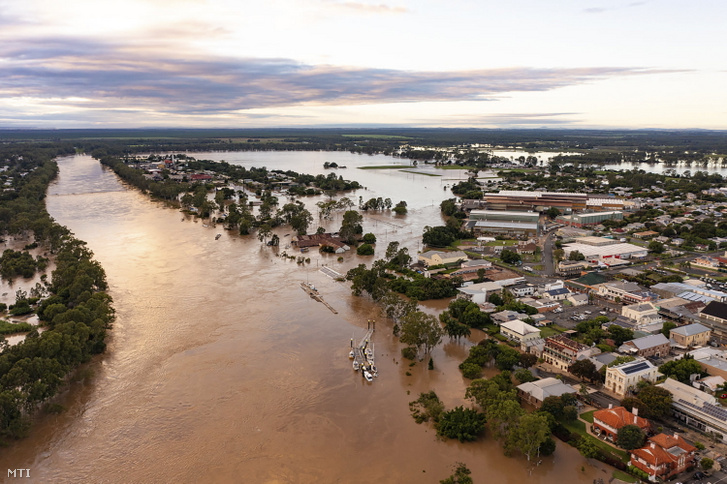 A Fraser-parti Regionális Tanács által közreadott képen a korábbi heves esőzések miatt víz árasztja el az utcákat és a házakat a Queensland állambeli Maryborough-ban 2022. február 28-án