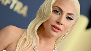 Lady Gaga ebben a hófehér, mély kivágású estélyiben gálázott
