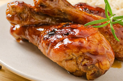 Mézes-fokhagymás szószban sült csirkecombok: szaftos és omlós lesz a hús