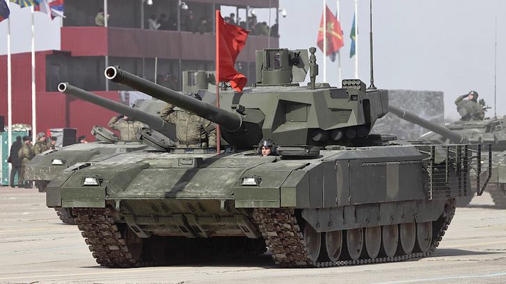 A legmodernebb T14 Armata tank bemutatón, már gyárilag van rajta hátul RPG-rács. Egyenlőre nem tudunk róla, hogy érkezett belőle Ukrajnába