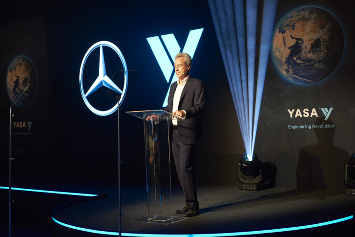 A Mercedes a legegyszerűbb utat választotta, megvásárolta a YASA céget. A képen az utóbbi igazgatója, Chris Harris az esemény bejelentésekor