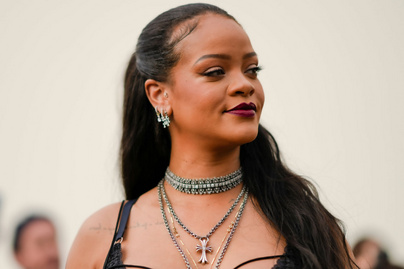 Már ekkora Rihanna babapocakja: áttetsző ruhában ment a divatbemutatóra