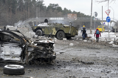 Méretes krátert hagyott maga után az orosz bomba - Friss képek a tragikus ukrajnai helyzetről