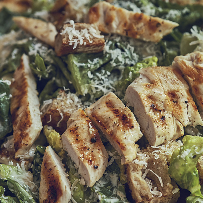 Bőséges Cézár-saláta csirkemellel dúsítva: öntettel lesz igazán finom