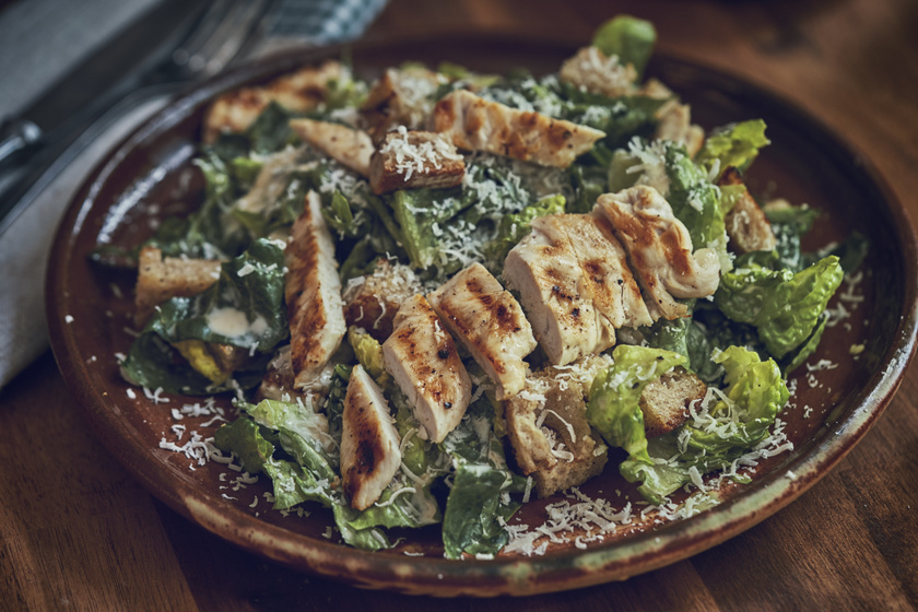 Bőséges Cézár-saláta csirkemellel dúsítva: öntettel lesz igazán finom
