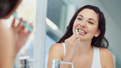 Ez történik a fogaiddal, ha fogmosás után öblögetsz: mutatjuk, miért rossz ötlet
