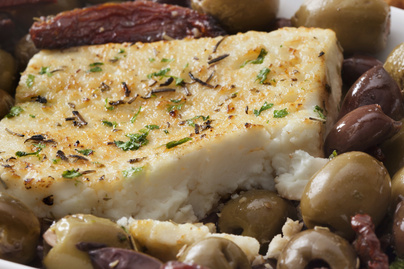 Krémes feta sajt olívabogyóval sütve – Izgalmas fűszerekkel készül a görög előétel