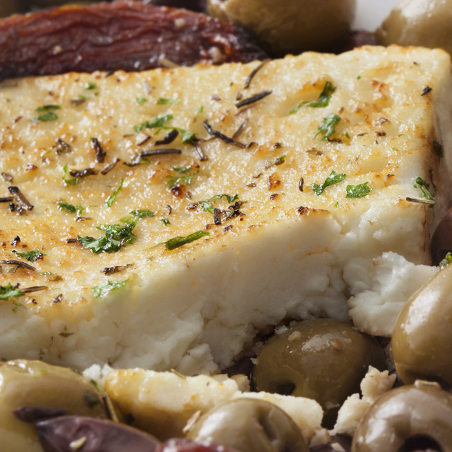 Krémes feta sajt olívabogyóval sütve – Izgalmas fűszerekkel készül a görög előétel