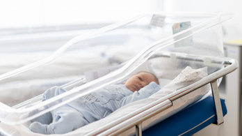 Budapesti kórházban adott életet kisfiának egy Ukrajnából menekült kismama