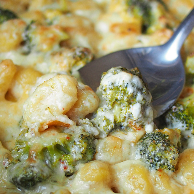 Selymes szószban főtt gnocchi roppanós brokkolival: pirult sajt koronázza meg
